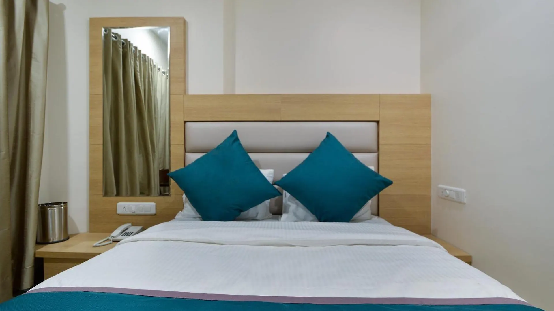Collection O Surajpole Formerly Blu Orchid Udaipur Otel