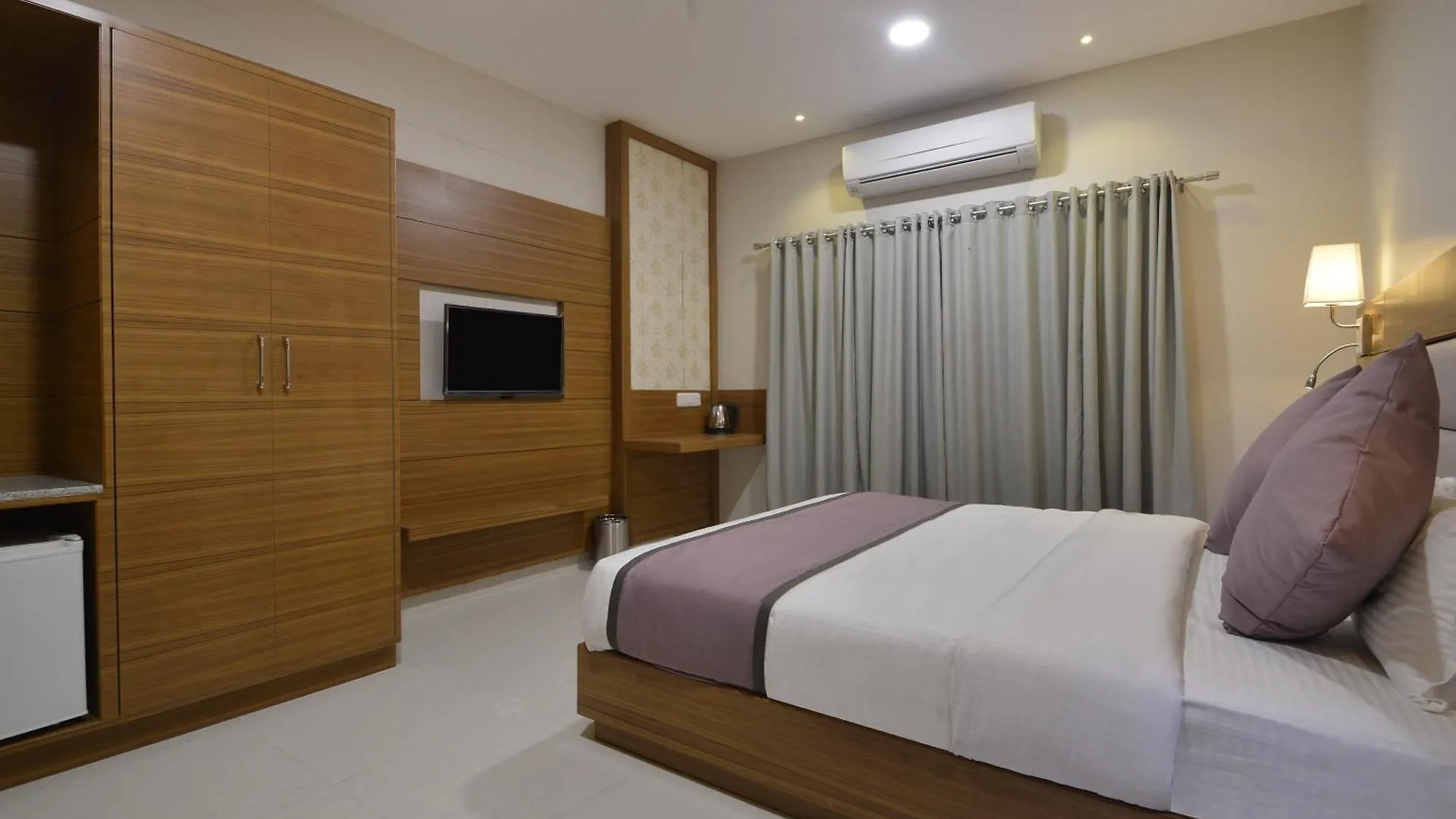 Collection O Surajpole Formerly Blu Orchid Udaipur Otel
